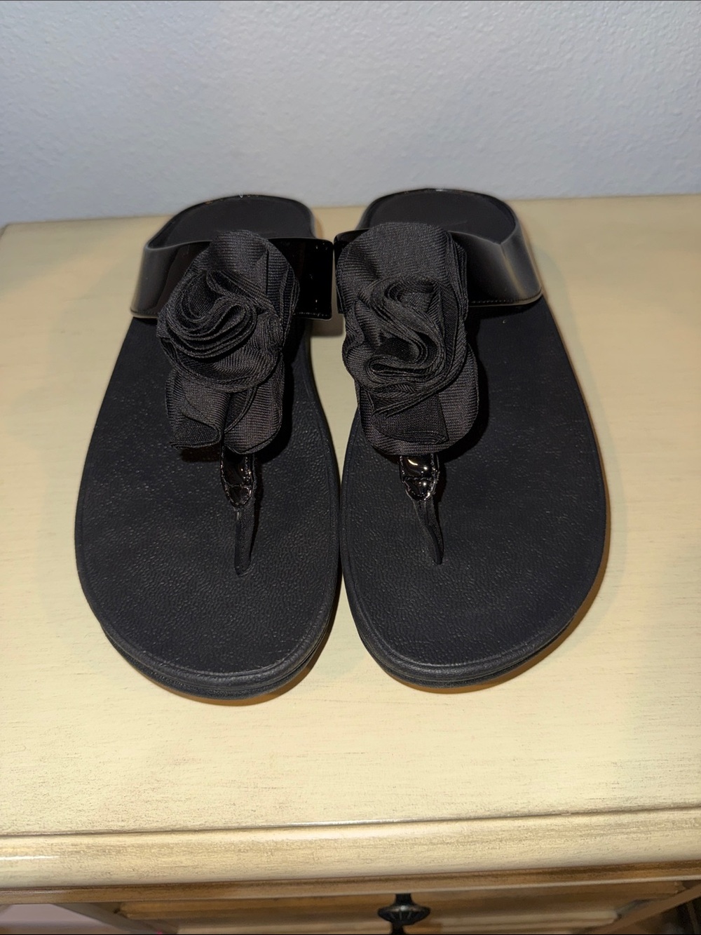 FitFlop Black Floral Toe-Post Sandals - Women 1000-11